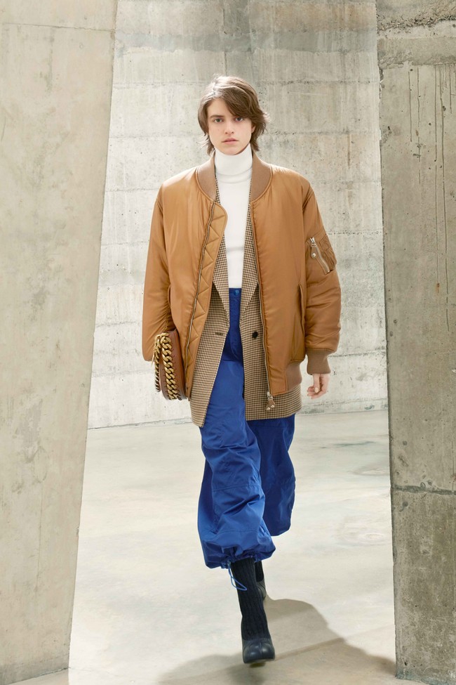 Stella McCartney memperagakan busana dengan potongan bergaya maskulin untuk koleksi fall/winter 2021. Foto: dok. Courtesy of Stella McCartney.