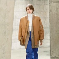 Stella McCartney memperagakan busana dengan potongan bergaya maskulin untuk koleksi fall/winter 2021. Foto: dok. Courtesy of Stella McCartney.