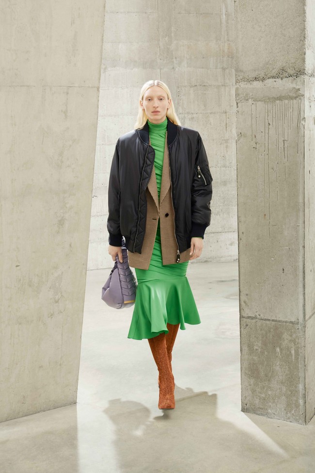 Stella McCartney memperagakan busana dengan potongan bergaya maskulin untuk koleksi fall/winter 2021. Foto: dok. Courtesy of Stella McCartney.