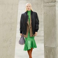 Stella McCartney memperagakan busana dengan potongan bergaya maskulin untuk koleksi fall/winter 2021. Foto: dok. Courtesy of Stella McCartney.