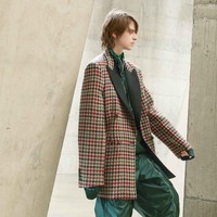 Stella McCartney memperagakan busana dengan potongan bergaya maskulin untuk koleksi fall/winter 2021. Foto: dok. Courtesy of Stella McCartney.