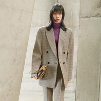 Stella McCartney memperagakan busana dengan potongan bergaya maskulin untuk koleksi fall/winter 2021. Foto: dok. Courtesy of Stella McCartney.