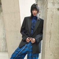 Stella McCartney memperagakan busana dengan potongan bergaya maskulin untuk koleksi fall/winter 2021. Foto: dok. Courtesy of Stella McCartney.