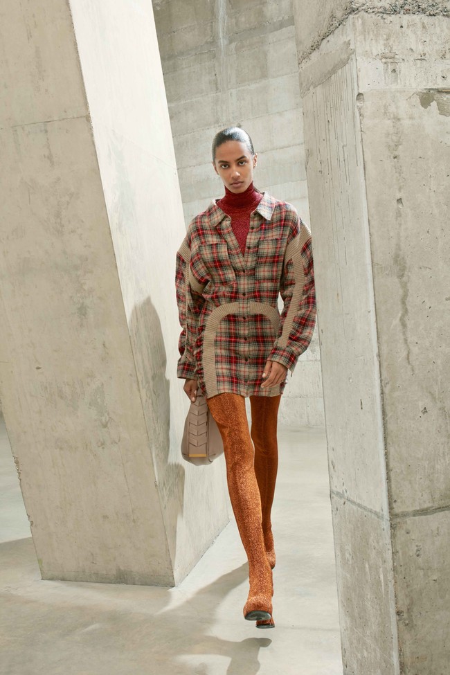 Stella McCartney memperagakan busana dengan potongan bergaya maskulin untuk koleksi fall/winter 2021. Foto: dok. Courtesy of Stella McCartney.