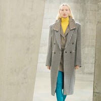 Stella McCartney memperagakan busana dengan potongan bergaya maskulin untuk koleksi fall/winter 2021. Foto: dok. Courtesy of Stella McCartney.