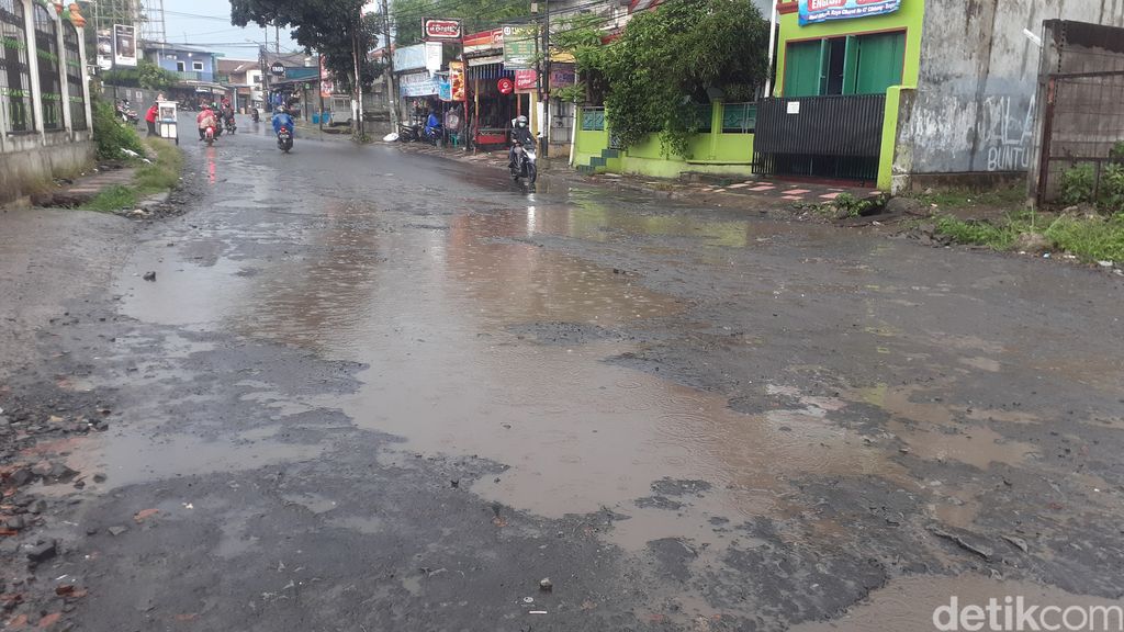 Kondisi Jl Raya Cikaret di Cibinong Bogor yang rusak usai diperbaiki. 25 Maret 2021. (Afzal NI/detikcom)