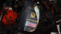 Buku-buku milik penghuni rumah juga hangus.