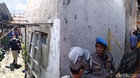 Total penghuni dalam rumah hunian itu lima keluarga dengan total 15 jiwa. Kebakaran diduga terjadi karena korsleting listrik.