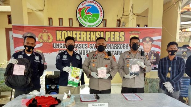 Konferensi pers kasus penyelundupan sabu dari Riau ke Muratara, Sumsel