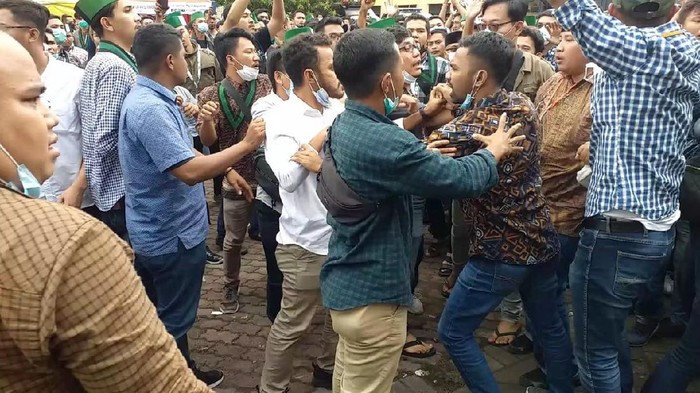 Kongres XXXI HMI di Surabaya kembali diwarnai keributan. Kali ini tim dari masing-masing kandidat ketua umum saling pukul.