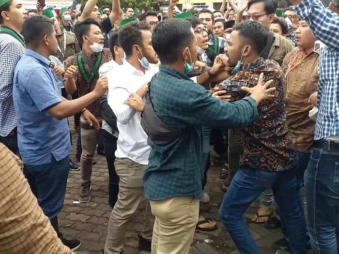 Kongres XXXI HMI di Surabaya kembali diwarnai keributan. Kali ini tim dari masing-masing kandidat ketua umum saling pukul.