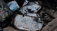 Terlihat ada Al-Quran dan map kelulusan milik korban. (Andhika Prasetia/detikcom)