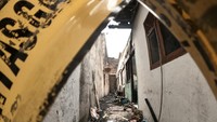 Pada pantauan hari Kamis (25/3/2021) pukul 10.00 WIB, garis polisi sudah terpasang di lokasi kebakaran yang berlokasi di Jl Pisangan Baru III, Matraman, Jakarta Timur. (Andhika Prasetia/detikcom)