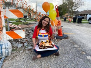 Wanita Ini Bikin Kue Untuk Rayakan 1 Tahun Pembuatan Jalan yang Belum Usai