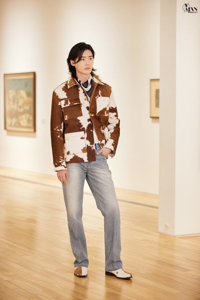 Lee Jong Suk memang dikenal sebagai aktor yang mengawali kariernya sebagai model. Tak heran jika ia tampak mahir saat berjalan di runway dan menampilkan pesona yang karismatik.  Foto: Dok. A-Man Project