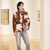 Lee Jong Suk memang dikenal sebagai aktor yang mengawali kariernya sebagai model. Tak heran jika ia tampak mahir saat berjalan di runway dan menampilkan pesona yang karismatik.  Foto: Dok. A-Man Project