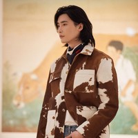 Beberapa waktu lalu Lee Jong Suk hadir dalam penampilan mengejutkan di Seoul Fashion Week 2021. Bukan sebagai tamu namun menjadi model yang membawakan busana dari brand Beyond Closet. Foto: Dok. A-Man Project