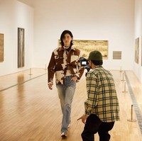 Selain itu, Lee Jong Suk juga ingin menunjukkan loyalitasnya pada desainer Ko Tae Yong yang sering bekerjasama sebelumnya. Seoul Fashion Week 2021 sendiri dilangsungkan secara online karena pandemi Corona. Dalam foto-foto yang dibagikan oleh agensinya, A-Man Project, pemain I Can Hear Your Voice tersebut terlihat tampan dengan gaya rambut gondrongnya. Foto: Dok. A-Man Project