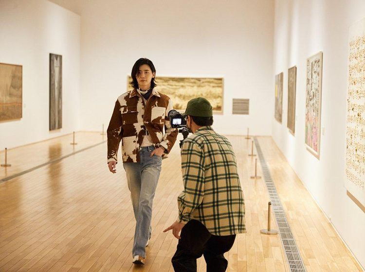 7 Pesona Lee Jong Suk Beraksi Jadi Model di Seoul Fashion Week Pasca Wamil