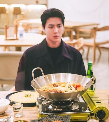 Di Restoran Ini Kamu Bisa Makan Satu Meja Bareng Song Joong Ki dan Kim Soo Hy