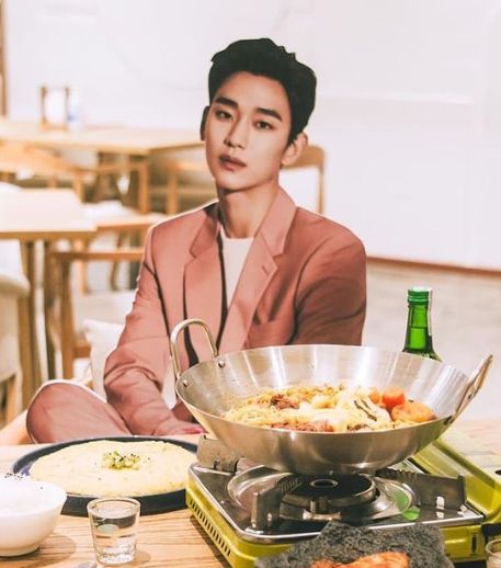 Di Restoran Ini Kamu Bisa Makan Satu Meja Bareng Song Joong Ki dan Kim Soo Hy