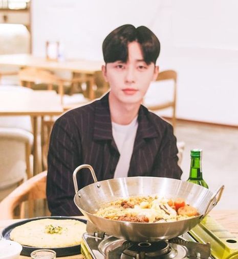 Di Restoran Ini Kamu Bisa Makan Satu Meja Bareng Song Joong Ki dan Kim Soo Hy