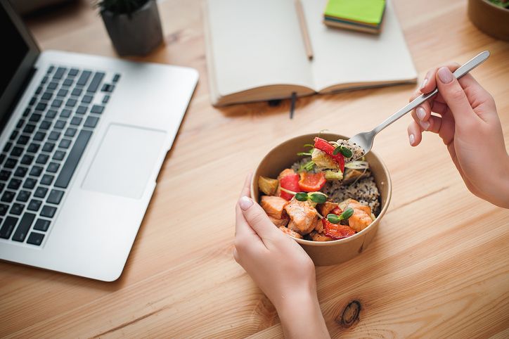 makan siang di meja kerja tidak sehat