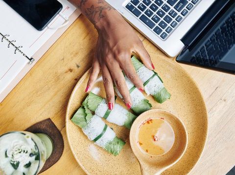 makan siang di meja kerja tidak sehat