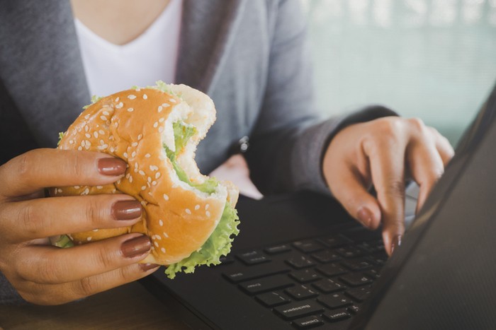 makan siang di meja kerja tidak sehat makan siang di meja kerja tidak sehat