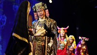 Savitri tidak peduli dengan ramalan tersebut, dan menikah dengan Setiawan. Tapi ternyata benar, kebahagian mereka tak bertahan lama, nyawa Setiawan direnggut oleh Batara Yamadipati. Savitri tidak putus asa, walau terkesan pasrah, dia terus mengikuti Batara Yamadipati. Ke manapun sang Batara pergi, Savitri setia membuntuti. Apa akal Savitri untuk mendapatkan kembali Setiawan?
