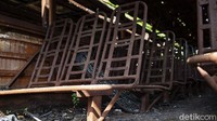 Selain karatan, bagian dalam bus juga kotor.
