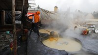 Jaggery adalah gula tradisional India yang mirip dengan gula Jawa atau gula merah.  