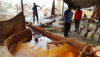 Warna Jaggery coklat kegelapan dan teksturnya kasar.   