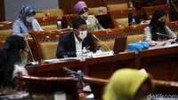 Dalam rapat tersebut, Sandiaga didampingi Wakil Menteri Pariwisata dan Ekonomi Kreatif Angela Tanoesoedibjo dan jajarannya.