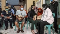 Risma juga bertemu keluarga korban kebakaran Matraman.  