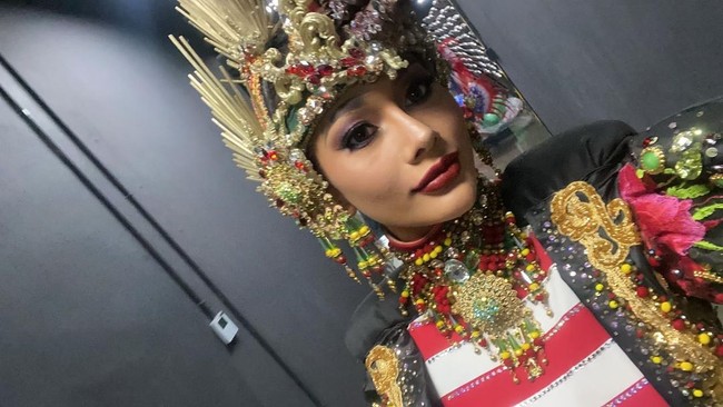 Headpiece dan aksesori penuh detail juga menjadi andalan untuk menyempurnakan kostum tersebut. Nama pemenang kostum nasional akan diumumkan pada malam final Miss Grand International 2020. (Foto: Instagram/@aurrakharisma)