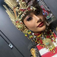 Headpiece dan aksesori penuh detail juga menjadi andalan untuk menyempurnakan kostum tersebut. Nama pemenang kostum nasional akan diumumkan pada malam final Miss Grand International 2020. (Foto: Instagram/@aurrakharisma)