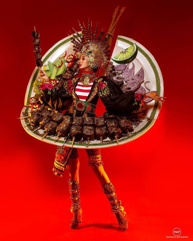 Kostum ini sangat mewakili Indonesia. Karena kostum ini bisa bercerita tentang bagaimana tersohornya sate ayam. Dan Sate Ayam Madura mudah diterima dimana saja karena rasanya yang enak, ungkap Ivan Gunawan selaku Direktur Yayasan Dunia Mega Bintang dan National Director Miss Grand Indonesia 2020 dalam siaran persnya. (Foto: Instagram/@aurrakharisma)