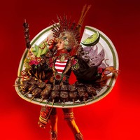 Kostum ini sangat mewakili Indonesia. Karena kostum ini bisa bercerita tentang bagaimana tersohornya sate ayam. Dan Sate Ayam Madura mudah diterima dimana saja karena rasanya yang enak, ungkap Ivan Gunawan selaku Direktur Yayasan Dunia Mega Bintang dan National Director Miss Grand Indonesia 2020 dalam siaran persnya. (Foto: Instagram/@aurrakharisma)