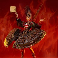 Sebagai dalaman, Aurra Kharisma mengenakan kaus garis putih-merah yang identik dengan pakaian tukang sate khas Madura.  (Foto: Instagram/@aurrakharisma)