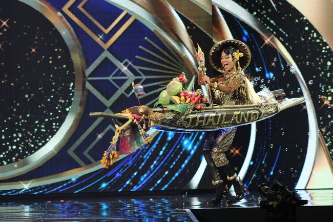 Tak kalah unik, Miss Grand Thailand, Chantarapadit Namfon, terlihat mengenakan kostum perahu lengkap dengan buah-buahan di dalamnya. Kostum tersebut melambangkan floating market of Siam yang populer di sana. Masyarakat Thailand sendiri memang sudah sejak lama menjadikan perahu sebagai alat transportasi. Foto: Instagram/@officialglobalbeauties