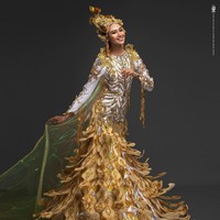 Kostum nasional yang dibawakan oleh Miss Grand Myanmar, Han Lay, bertajuk A Goddess of Peace. Kostum yang didominasi warna kuning keemasan dan putih itu melambangkan kedamaian yang dibutuhkan oleh dunia. Kostum itu dibuat dengan refleksi dari Dewi Perdamaian yang memercikkan air mata cinta dengan tangkai Aung Tha Pyae (Eugenia) dan melambangkan kemenangan perdamaian dengan ornamen Myanmar. Foto: Instagram/@hann_may