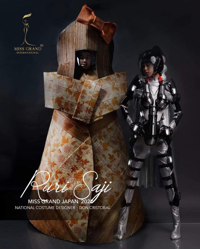 Memiliki dua model berbeda, kostum unik yang dikenakan oleh Miss Grand Japan, Ruri Saji ini didesain oleh Don Cristobal. Kostum tersebut terinspirasi dari Kokeshi Doll yang sangat populer di Jepang. Jika dilepas, boneka kayu Jepang itu bisa berubah menjadi Anime Robot. Robot itu mewakilkan kecanggihan teknologi di Jepang yang memang sudah memimpin dalam bidang robotik. Foto: Instagram/@missgrandjapan2020_ruri