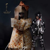 Memiliki dua model berbeda, kostum unik yang dikenakan oleh Miss Grand Japan, Ruri Saji ini didesain oleh Don Cristobal. Kostum tersebut terinspirasi dari Kokeshi Doll yang sangat populer di Jepang. Jika dilepas, boneka kayu Jepang itu bisa berubah menjadi Anime Robot. Robot itu mewakilkan kecanggihan teknologi di Jepang yang memang sudah memimpin dalam bidang robotik. Foto: Instagram/@missgrandjapan2020_ruri