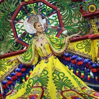 Kostum yang didominasi warna kuning dan hijau ini dikenakan oleh Miss Grand Guatemala, Ivana Batchelor. Warna-warna dari kostum karya Cesar Alejandro Portillo itu melambangkan kota di Xecul, Guatemala. Dengan berbagai macam aksen dan warna yang cerah, penampilan Ivana terlihat menawan. Foto: Instagram/@officialglobalbeauties