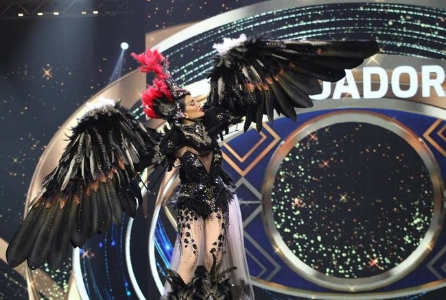 Kostum unik yang satu ini dikenakan oleh Miss Grand Ecuador, Sonia Luna. Kostum yang melambangkan burung ikonik di Ecuador itu didominasi oleh warna hitam. Pada bagian mahkota kepalanya terdapat sedikit aksen bulu berwarna merah. Foto: Instagram/@officialglobalbeauties