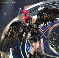 Kostum unik yang satu ini dikenakan oleh Miss Grand Ecuador, Sonia Luna. Kostum yang melambangkan burung ikonik di Ecuador itu didominasi oleh warna hitam. Pada bagian mahkota kepalanya terdapat sedikit aksen bulu berwarna merah. Foto: Instagram/@officialglobalbeauties