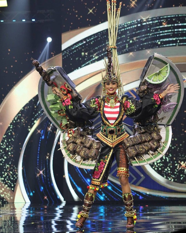 Kostum berbentuk sate ayam ini dibawakan oleh perwakilan dari Indonesia, Aurra Kharishma. Kostum The Edacious of Chicken Satay karya Jember Fashion Carnaval itu mewakili budaya makanan yang kaya dan seberapa populer hidangan sate ayam Madura di Indonesia. Foto: Instagram/@officialglobalbeauties