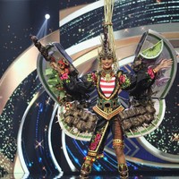 Kostum berbentuk sate ayam ini dibawakan oleh perwakilan dari Indonesia, Aurra Kharishma. Kostum The Edacious of Chicken Satay karya Jember Fashion Carnaval itu mewakili budaya makanan yang kaya dan seberapa populer hidangan sate ayam Madura di Indonesia. Foto: Instagram/@officialglobalbeauties