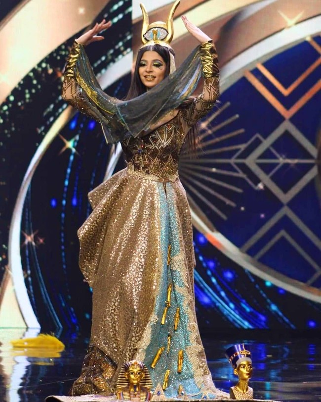 Terakhir ada kostum nasional dari Miss Grand Egypt, Virginia Hany. Kostum mengkilap yang didominasi warna gold itu memiliki aksen unik ala Mesir di bagian bawahnya. Di bagian kepalanya juga dilengkapi dengan hiasan khas Mesir. Foto: Instagram/@officialglobalbeauties